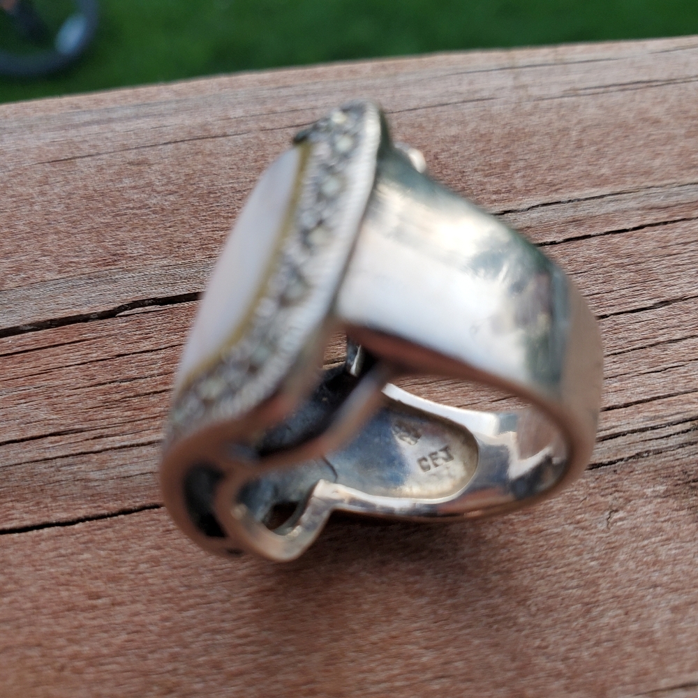 Vintage Mother Of Pearl & Marcasite Cocktail Ring (Size 5 1/2) - Picture 7 of 7